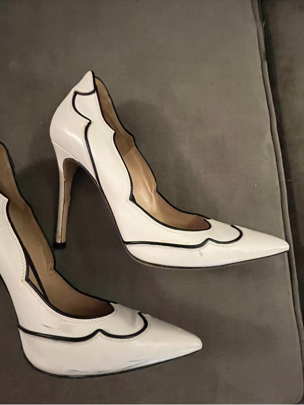 GIANVITO ROSSI Lucille White Scalloped Leather Pointed Toe Pumps Heels Size 38 - Picture 13 of 16